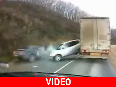 Σφοδρή σύγκρουση σε διπλή προσπέραση… Σφοδρή σύγκρουση σε διπλή προσπέραση…